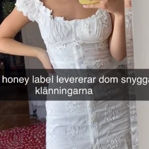 Vit klänning - Broderad klänning från not your honey label. Passar perfekt nu i sommar och på en framtida stund! Storlek XS. Kan mötas upp i Malmö/Lund/Höllviken, annars står köparen för frakten☺️