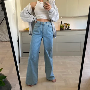 Jeans  - Nästan oanvända. Frakt tillkommer 66kr. Skickar inga fler bilder tyvärr. Annonsen är borttagen när den är såld. Jag är 1.64 lång 