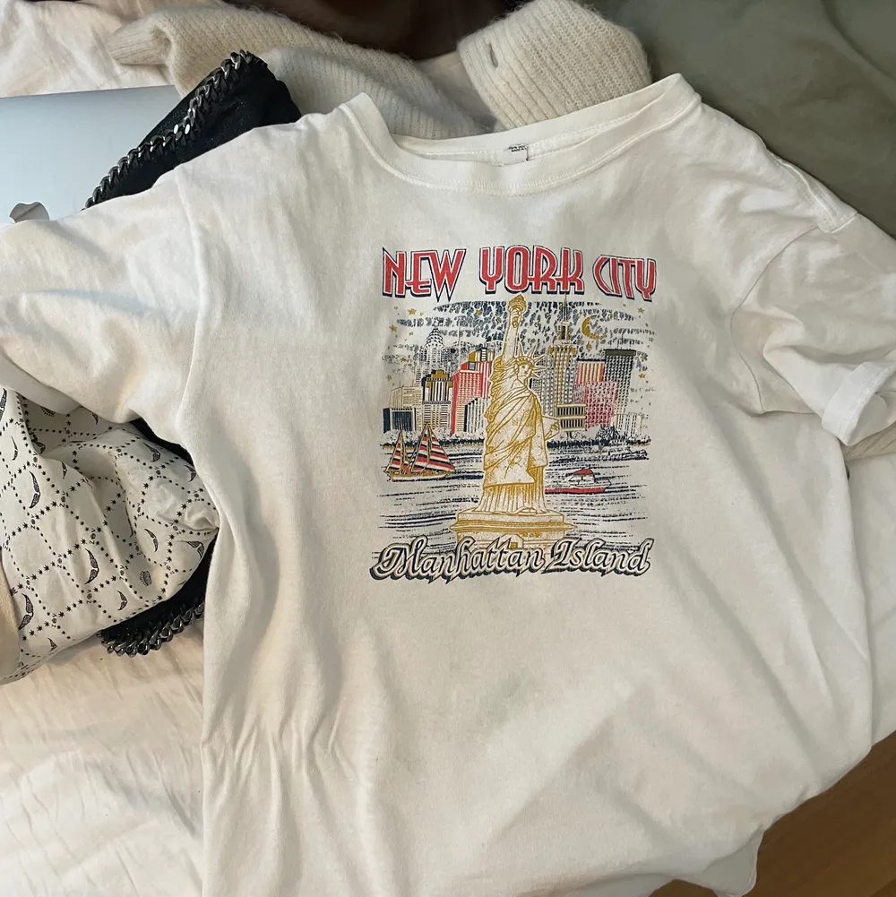 Säljer den här assnygga t-shirten som jsg köpte på beyond retro för ungefär ett år sedan 💗 Säljer pga den inte kommer till användning. Den har inga defekter ‼️. T-shirts.