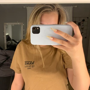 vans t-shirt - en brun vans t-shirt med tryck på baksidan, använd 1 gång, så i nyskick. storlek s
