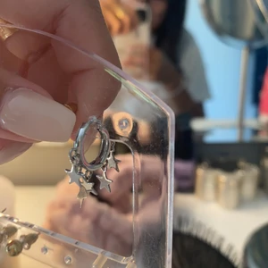 Örhängen  - Säljer mina super fina silvriga stjärnörhängen för 80kr bra skick. Kolla gärna in mina andra plagg i min profil 💕