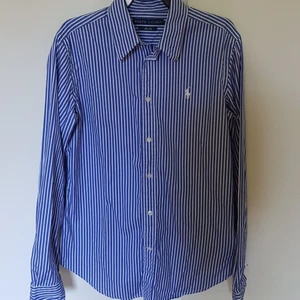 Skjorta Ralph Lauren - Blå- och vitrandig skjorta från Ralph Lauren i storlek S, slim modell. Jättefint skick! Djur- och rökfritt hem