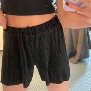 Svart shorts - Jättesköna shorts som är ribbade och lite glansiga. Passar till många outfits men ör även sköna shorts att bara ha hemma, syns inte att dem är använda🌺😁😁