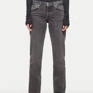 Lågmidjade Zara Jeans  - Säljer då det inte kommer till användning🥰