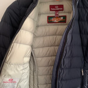 Parajumper jacka storlek M - En marinblå parajumpers jacka i storlek M. Ett märke på vänster arm och har två utefickor och en innerficka. Köptes på kids brandstore för 3299kr