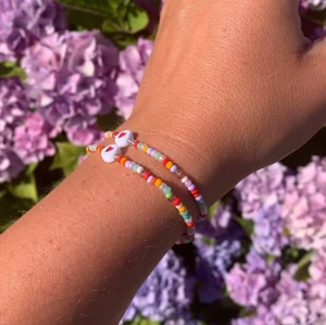 love armband - Love-armband 69kr/st (50% skänker vi till barncancerfonden). Handgjorda i olika färger. Går att beställa med antingen guld eller silver intill hjärtat.💕