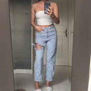 Super fina blå/ lila jeans från zara i storlek 34. Använt ett få tal gånger 