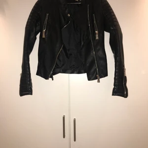 Skinjacka från Chiquelle - En jättefin skinn jacka från Chiquelle, som ny! Stl: 36