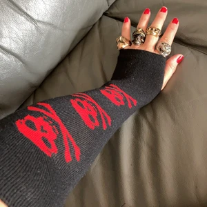 Ärmar vantar goth gothic lolita - Snygga ärmar med dödskalle går över armbågen -SÅLDA snygga vantar i nät snyggt slitna-SÅLDA               Snygga randiga ärmar över armbågen 25kr. Frakt tillkommer 25kr. 