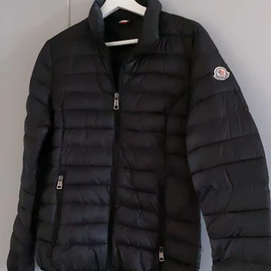 Moncler jacka S - Moncler jacka storlek S, superfint skick! Finns en scankod invändigt för äktahetsbevis.  Perfekt för kalla sommarkvällar eller en höst. 