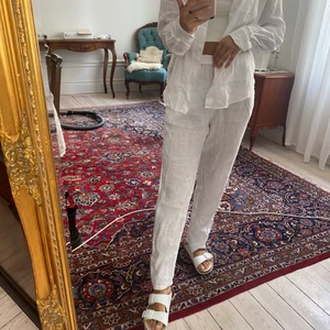 Vita linnebyxor i stl S - Ett par vita linnebyxor köpta i Frankrike för ca 400kr. Storleken är S. Perfekta en varm sommardag. 100% Linne.