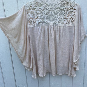 Rosa kofta med virkade detaljer - Söt tunn rosa kofta med virkade detaljer. Litet hål på ena ärmen som enkelt sys med några stygn. 