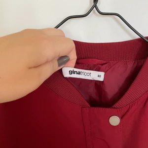 Bomberjacka  - En röd / mörkröd bomberjacka från Gina Tricot 🌺