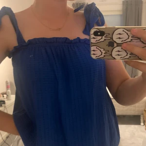 Snygg topp - Snygg blå enkel topp med knytningar. Väldigt bra skick. 60 + frakt💕 