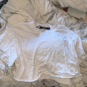 En magtröja från bik bok - En vit magtröja som är från bik bok i storlek Sx inte använt på grund av att den inte passar mig