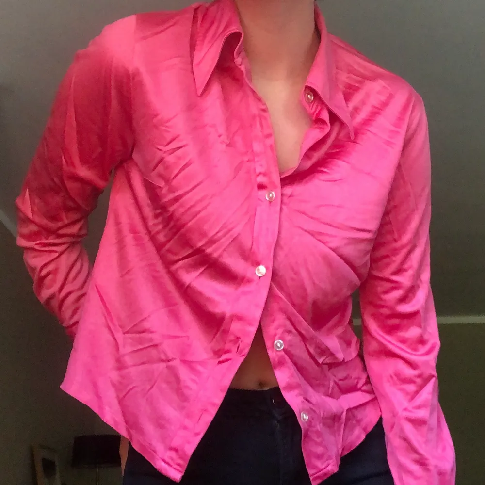 (Förlåt för att jag inte orka stryka)  Skjorta i hot pink, köptes för en fest men har tyvärr inte burits sen dess. Fint skick, mer pigment i färgen irl! Skriv om frågor:) frakten står köparen för. Skjortor.