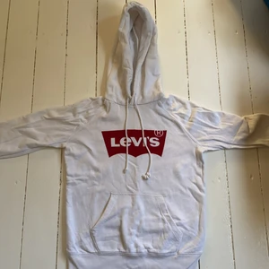 Superfin hoodie från Levi’s - Jättefin hoodie från Levi’s i toppskick, knappt använd!! Säljer pga att jag har för många hoodies. Tror det är killmodell så passar tjejer från XXS-M å killstorleken är XXS. Nypris: 700kr