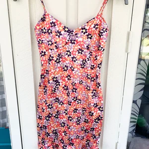 Söt blommig Klänning   - Söt blommig Klänning från Pretty Little Thing aldrig använd.🛍