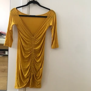 Gul bodycon klänning - Jättesnygg och BEKVÄM klänning som kramar om och framhäver formerna. Den upplevs inte alls åtstramande eller för tight. Längden går att justera med snörena. Kan upplevas lite genomskinlig, måste bäras med hudfärgade seamless trosor. Passform skickad vid efterfrågan.🥰