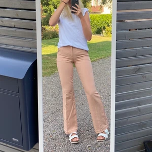 Kostymbyxor - Kostymbyxor från bikbok, säljer för att de har blivit för små! Använda fåtal gånger så i ett bra skick🥰 köpare står för frakt