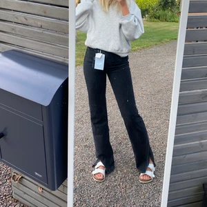 Jeans  - Nya jeans från pull and bear. Modellen är straight med en slits. Har både 34 och 36 som är helt nya och superfina!! Köparen står för frakt🥰