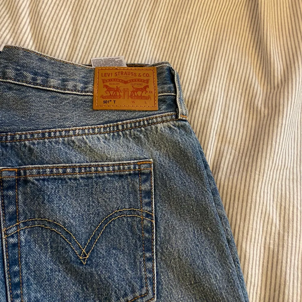 Knappt använd levis jeans, säljer pga förkorta för mig. 150kr + frakt💕. Jeans & Byxor.