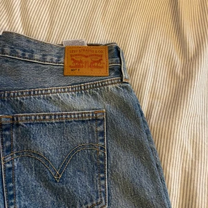 Levis jeans  - Knappt använd levis jeans, säljer pga förkorta för mig. 150kr + frakt💕