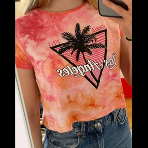 Croppad t-shirt  - Säljer en t-shirt. Den är lite croppad och aldrig använd förutom när jag testade den. Storlek S. Pris 10kr + 29kr om den ska fraktas. 