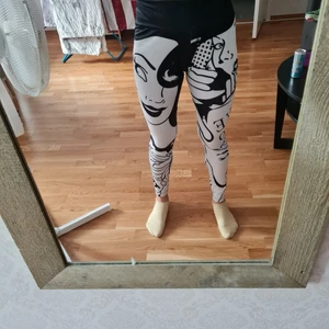 Tights  - Hallo, säljer dessa tights, i storlek Medium, dom är jättesköna att ha inomhus och bara gå runt i 😊