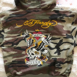 Ed hardy zip hoodie - Ed hardy tröja i nästintill perfekt skick, ändå skråman är att det fattas en grej till snöret
