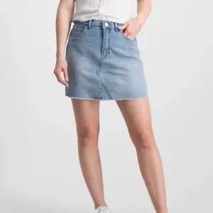 Säljer en fin jeans kjol från Levis i bra skick. Den är i storlek 164 men passar även bra på mig som i vanligt vis har XS eller S. Nypris är 550. Säljer den för 50kr + frakt🌸💗