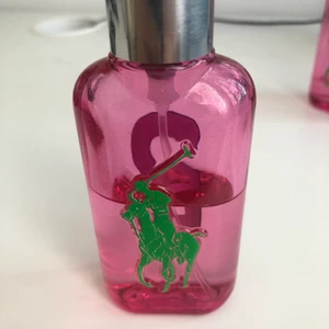 Parfym - En ralph lauren parfym 50 ml. Den är använd till ungefär hälften. Luktar jättegott å somrigt. Mer åt godis hållet än blommigt då den är söt. Säljer då jag har en till av denna parfymen. Fraktkostnad på 25 kr, parfymen för 120 så totalt blir de 145kr!