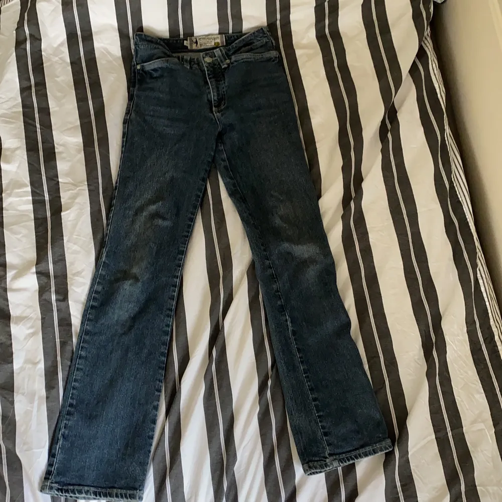 mörkblåa crocker jeans som är utsvängda , längd 160-170. Jeans & Byxor.
