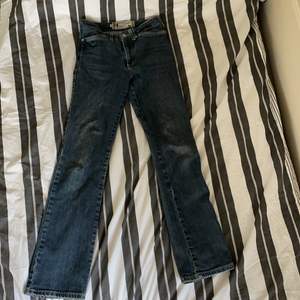 mörkblåa crocker jeans som är utsvängda , längd 160-170
