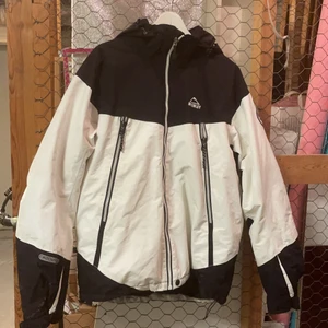 Mc kinley jacka L - Använt skick men mkt fint skick finns ngn småfläck man säkert kan tvätta bort. Priser kan diskuteras i mina annonser- jag säljer billigt för att jag vill att alla ska ha råd att köpa:)