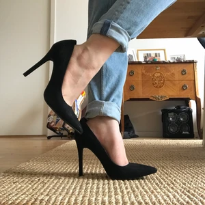 Svarta klackar  - Snygga svarta klackar från Nelly. Helt nya, med låda och allting, aldrig använt. 