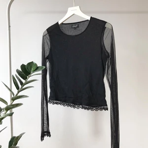 Meshtopp - Cropped meshtopp med fina detaljer. Står L i storleken men skulle säga mer en M💗