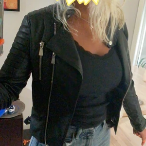 Skinnjacka - Säljer denna skinnjacka från chiquelle😆 Knappt använd