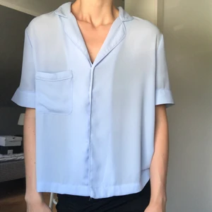 Ljusblå blus - Säljer en ljusblå skjortblus i flowy passform i superfint skick (väldigt sparsamt använd)! Passar fler storlekar beroende på vilken typ av passform man önskar. Kontakta mig vid frågor!! 🥰 Köparen står för frakt