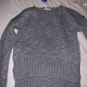 Jättefin stickad tröja från espirit💕 läste tyvärr inte när jag köpte den och den innehåller ull, och klarar inte av materialet av det tyvärr 🥲 Storlek S men passar även M! frakt tillkommer! 