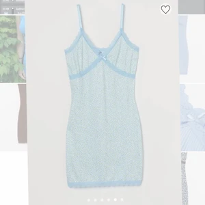 Trendig sommarklänning  - Jätte trendig och fin klänning från hm. Helt slutsåld på hemsidan! Säljer då jag har dubbletter. Frakten är inte inkluderad i priset❤️ helt ny enbart testad
