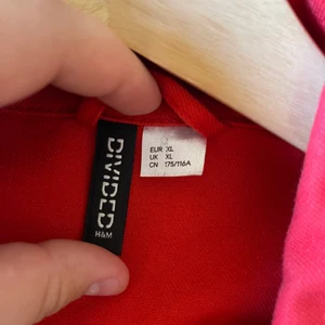 Röd Jacka - Använd vid nåt tillfälle, i väldigt fint skick 