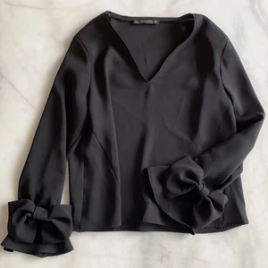ZARA Blus - Blus från Zara. Använd 1 gång. Frakten är spårbar och inräknad i priset