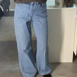Högmidjade ljusblå jeans 👖 väldigt sköna i storlek S. Innebenslängden är 75cm