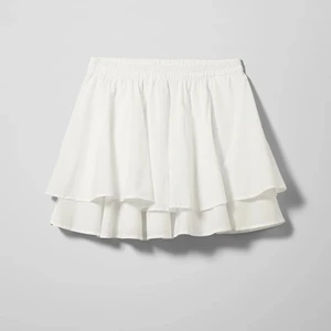 Vit kjol - Säljer denna fina kjol från Weekday enbart då den inte kommer till användning, använd Max 2 gånger och är i helt nyskick🤍✨ eventuell frakt tillkommer🤎 pris är diskuterbart