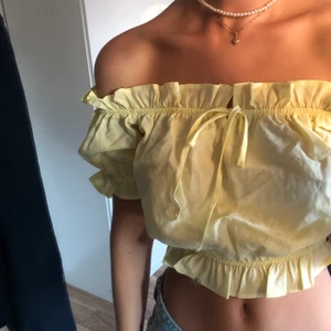 Somrig gul topp - Somrig gul topp från hm i storlek s. Aldrig använd, lappen kvar. 