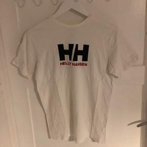 Vit helly-Hansen T-shirt i gott skick. Kan mötas upp i Norrköping eller skicka om köparen står för frakt (du väljer själv vilken frakt du vill ha)