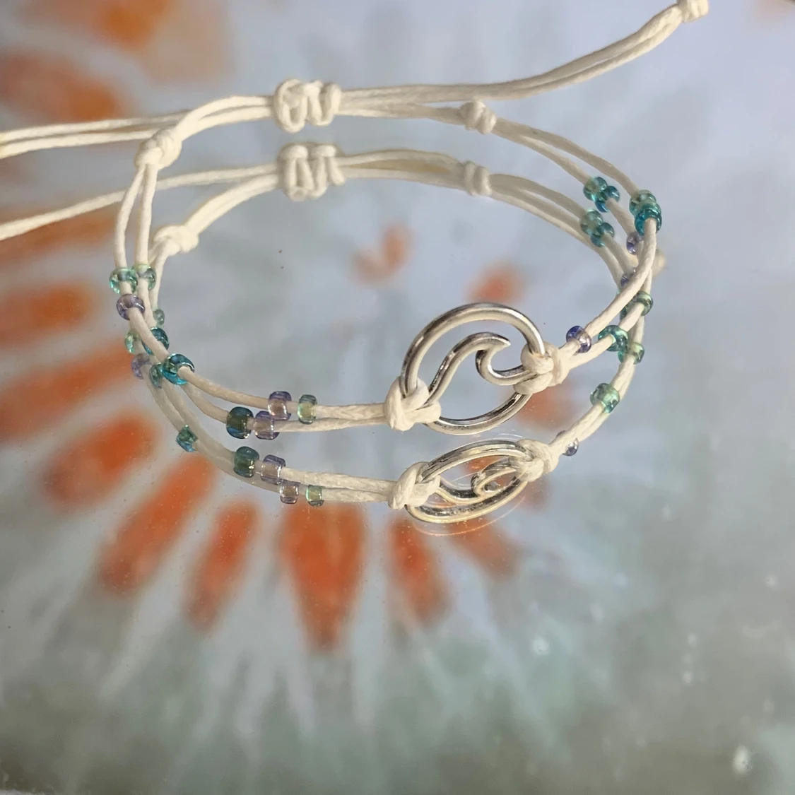 Armband i vaxad bomullstråd med en våg