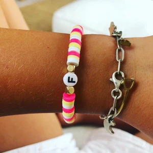 Popurlärt armband💗💛🤍 - Ett neon rosa,vitt och gult populärt armband. Storlek XS/S. Super fint och bra kvalité. Kostar 50kr men går att pruta ner.