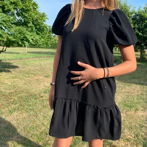 Snygg klänning  - Snygg klänning från H&M. Endast anvönd en gång. Super fin och super bra skick❤️BUDA!!